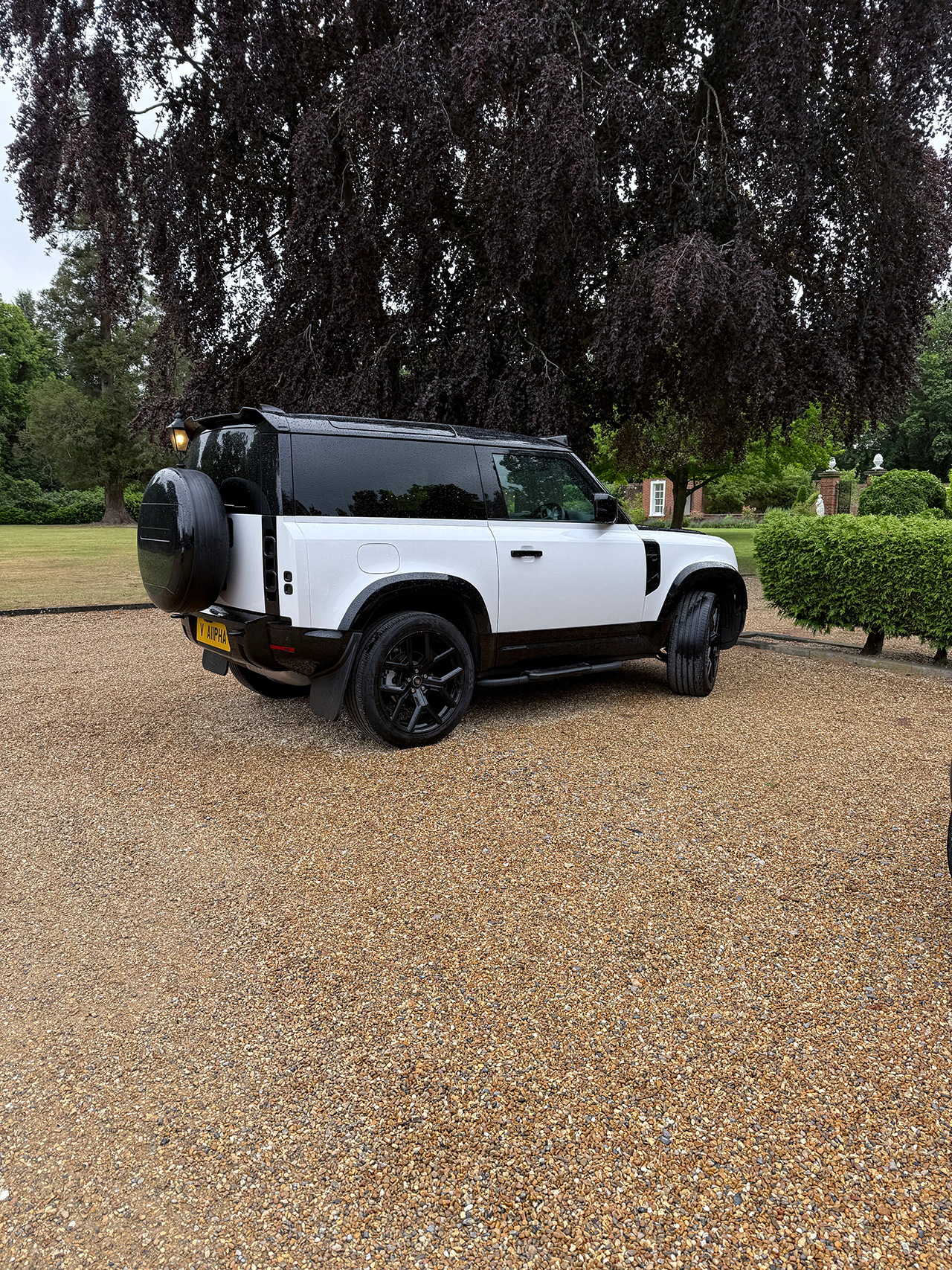Uma elegante New Defender 110 em nosso primeiro hotel que foi uma casa de campo da familia Churchill.