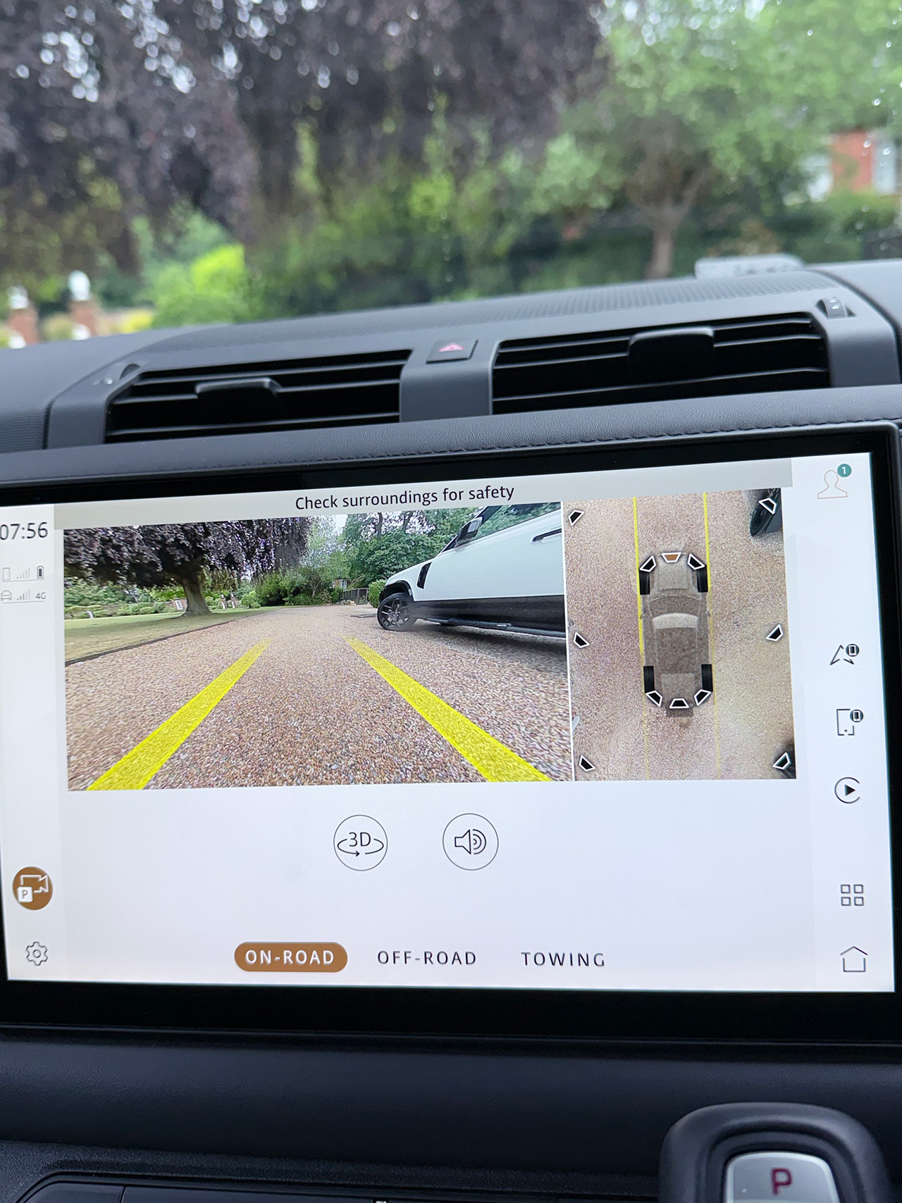 Eu sempre usava as fantásticas cameras para me orientar nas manobras porque, dirigindo na direita, eu me atrapalhava sempre.