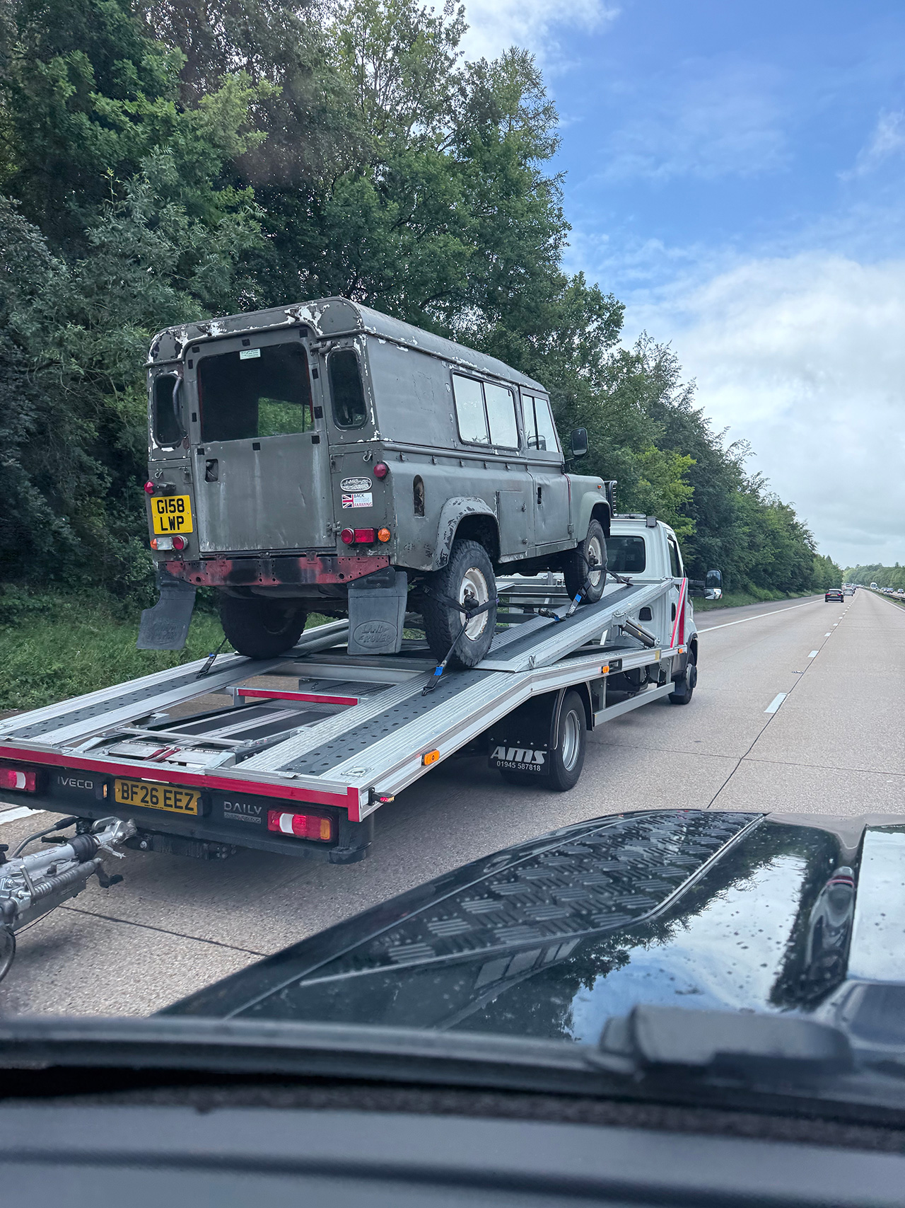 Com a “aposentadoria” da Land Rover das frotas das forças armadas, sempre cruzávamos com Defenders sendo rebocados, quem sabe este não pode fazer parte de um projeto especial?