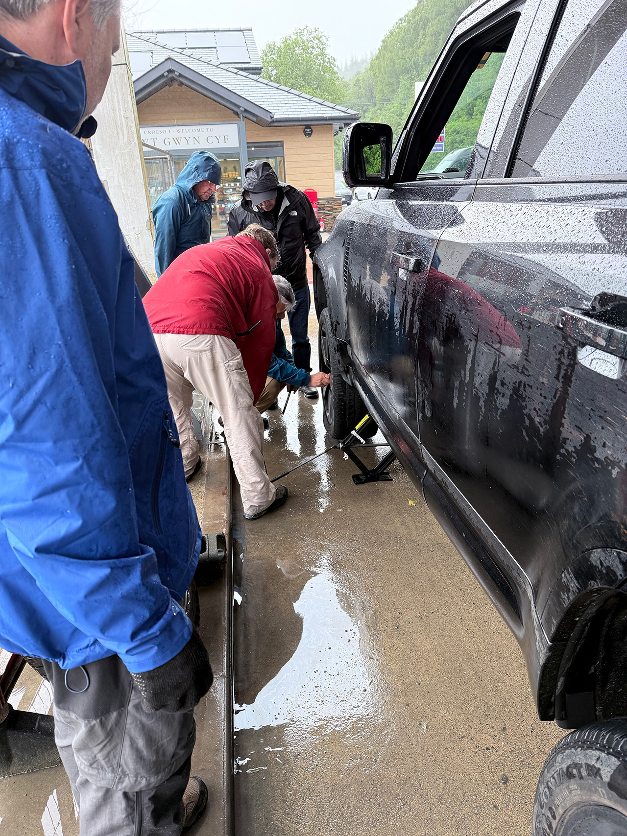 Trocar um pneu de um New Defender com muita ajuda fica mais fácil.