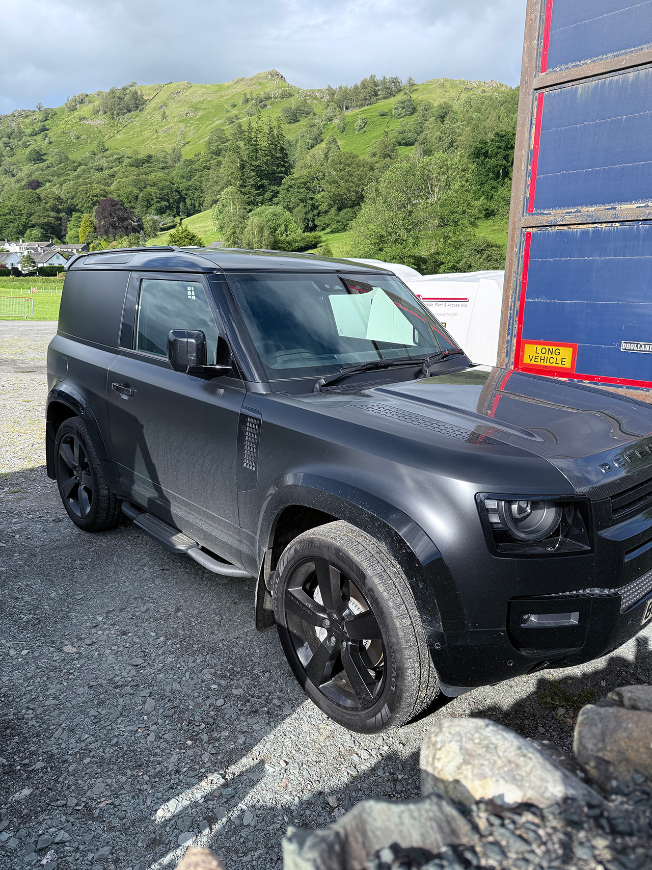 Pena que esta versão não vem para o Brasil, não tem público, uma New Defender 90 HARD TOP em versão sem suspensão pneumática.