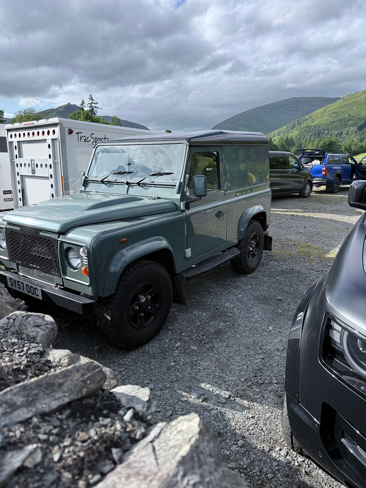 Ao lado de seu “irmão mais velho” Defender 90 HARD TOP quase da mesma cor